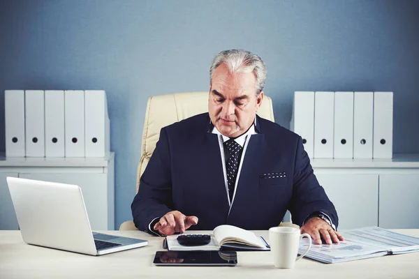 Aged Business Man Sitting Office Desk Table Counting Calculator — Stock Photo, Image