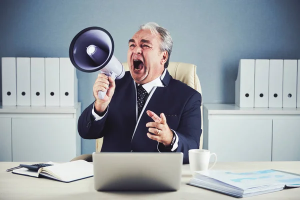 Homem Negócios Envelhecido Sentado Mesa Escritório Gritando Gritando Alto Falante — Fotografia de Stock