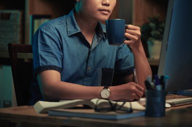 Ne zaman ne zaman kahve içme Freelancer kırpılmış görüntü evde gece geç saatlerde çalışma