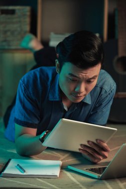 öğrenci bilgilerini dijital tablet kontrol 