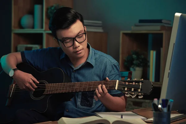 Joven Vietnamita Disfrutando Tocando Guitarra Casa —  Fotos de Stock