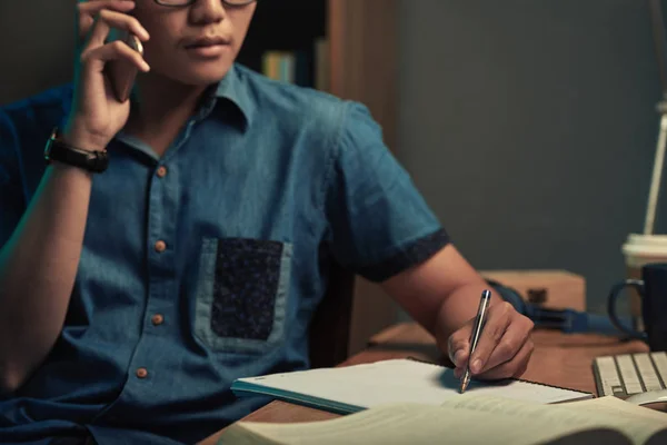 Empresario Llamando Compañero Trabajo Tomando Notas — Foto de Stock