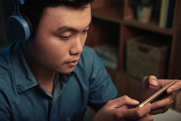 Yakın Çekim Yansıma Gencin Smartpone Üzerinde Oyun Oynamak Kulaklık — Stok fotoğraf