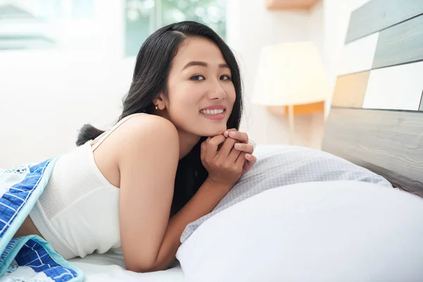 Rahat Yatakta Yatan Kameraya Gülümseyen Sevimli Genç Asyalı Kadın Yan — Stok fotoğraf