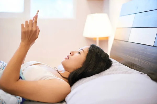 Side View Asian Woman Lying Cozy Bed Morning Time Browsing — Stock Photo, Image