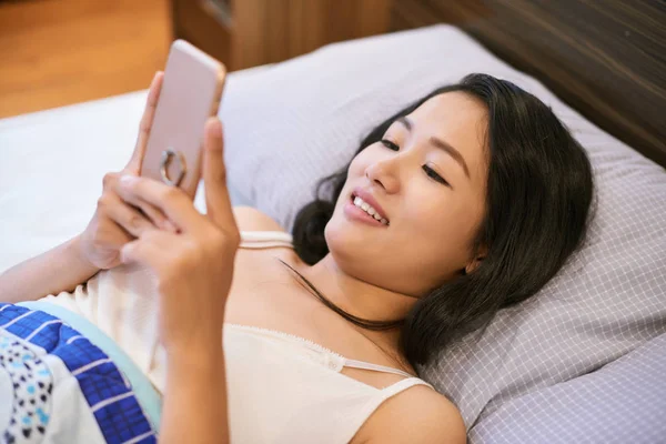 Young Asian Woman Surfing Phone While Lying Bed Morning Time — Stock Photo, Image