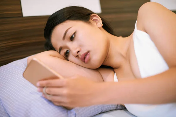Beautiful Asian Woman Using Smartphone Lying Alone Bed Relaxation — Stock Photo, Image