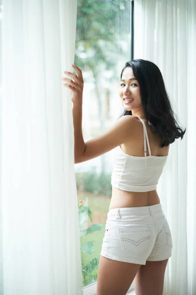 Encantadora Mulher Asiática Magro Shorts Superior Perto Janela Com Cortinas — Fotografia de Stock