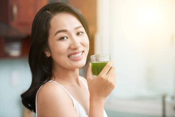 Leende Asiatisk Kvinna Anläggning Glas Med Färsk Grön Juice Att — Stockfoto