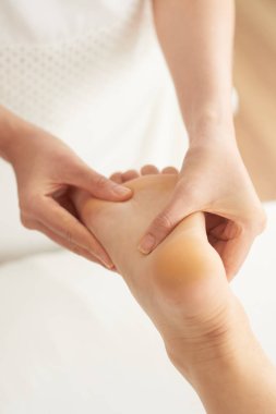 Güzel spa salonda masaj yaparken kadın müşteri ayak sürtme el yakın çekim shot