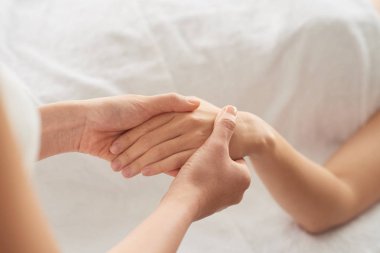 Anonim masaj terapist sürtünme palm spa oturumu sırasında tanınmayan kadının salonda