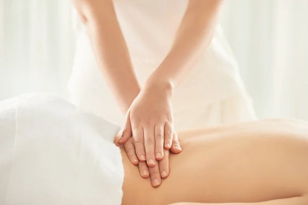 Anonyma Massageterapeut Att Trycka Karré Kvinnlig Kund Medan Arbetar Skön — Stockfoto