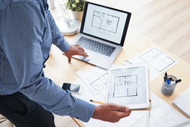 Kırpma tanınmaz mimar planları tablet ve modern ofis içinde laptop ile