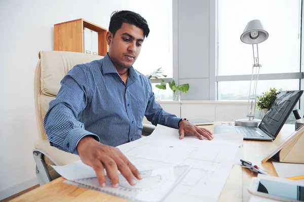 Indiska Arkitekt Man Arbetar Med Ritningar Och Sitter Vid Arbetsplatsen — Stockfoto