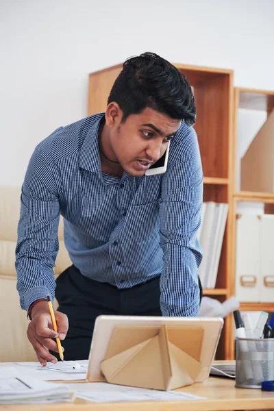 Hombre Indio Adulto Parado Oficina Comunicándose Con Teléfono Inteligente Mientras —  Fotos de Stock