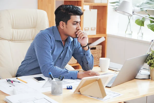 Adulto Empleado Indio Pensando Utilizando Ordenador Portátil Escritorio Oficina — Foto de Stock