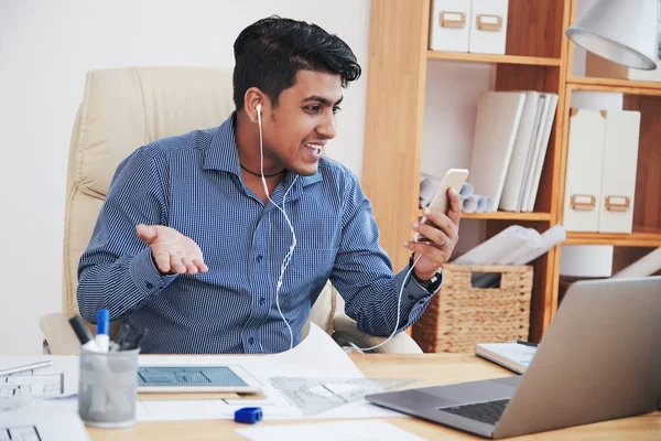 Verwirrter Indischer Büroangestellter Mit Falscher Verbindung Bei Kommunikation Mit Smartphone — Stockfoto