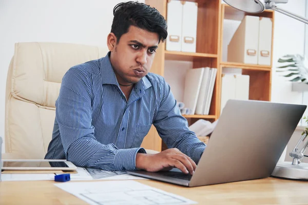 Cansado Indiano Empresário Digitando Laptop Trabalhando Escritório — Fotografia de Stock