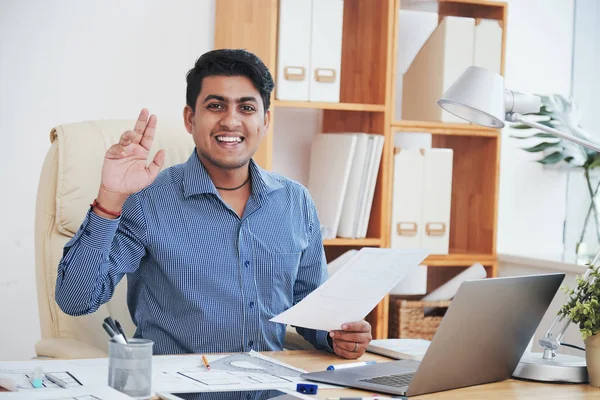 Hombre Negocios Indio Sonriente Mostrando Gesto Saludo Mirando Cámara Mientras — Foto de Stock