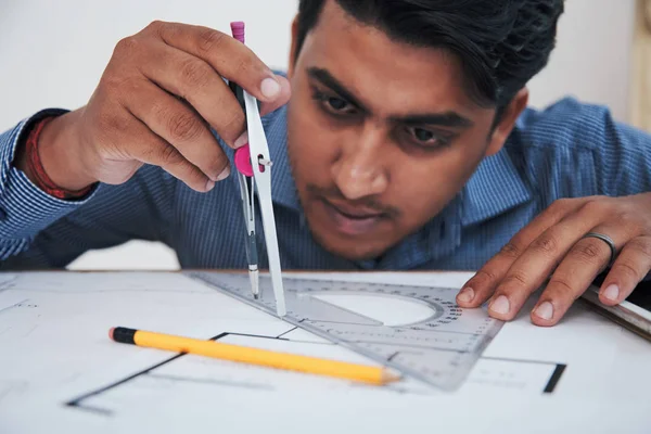 Konzentrierter Indischer Mann Zeichnet Mit Kompass Bauplan Auf Schreibtisch Büro — Stockfoto
