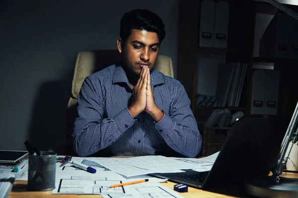 Dipendente Indiano Seduto Con Mani Impilate Pregando Mentre Straordinario Ufficio — Foto Stock