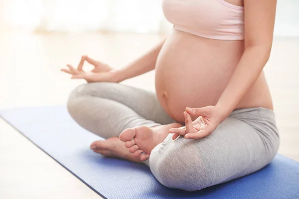 Kobieta Ciąży Siedząc Pozycji Lotosu Matę Jogi — Zdjęcie stockowe