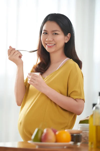 Mooie Zwangere Vrouw Met Yoghurt Voor Ontbijt — Stockfoto
