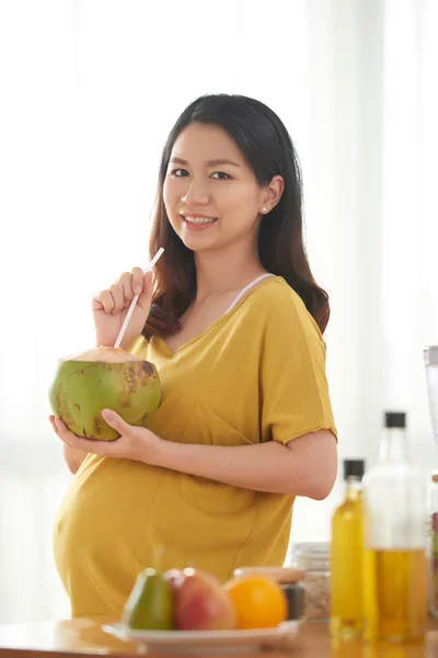 Довольно Азиатская Беременная Женщина Пьет Кокосовую Воду — стоковое фото
