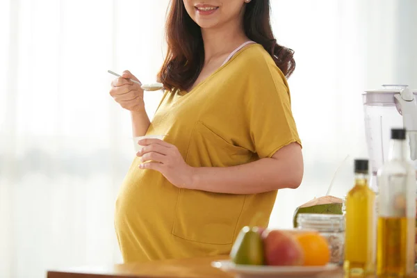 Przycięte Zdjęcie Kobiety Ciąży Jedzenie Jogurtu Przekąskę — Zdjęcie stockowe
