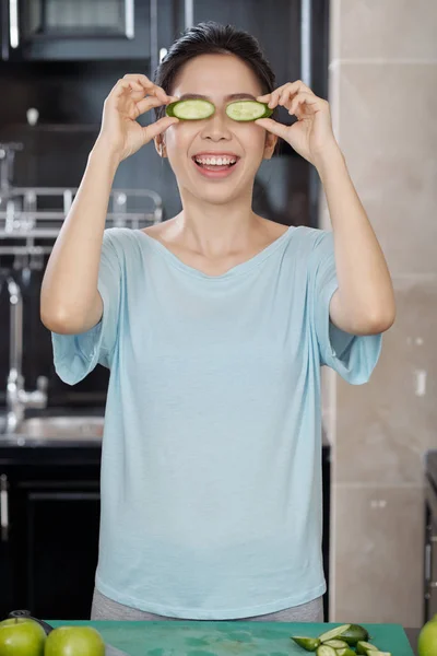 Joven Mujer Asiática Manteniendo Pepino Cerca Los Ojos Riendo Mientras — Foto de Stock