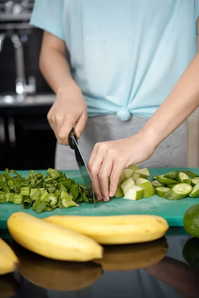 Erntefrau Schneidet Beim Kochen Moderner Küche Mit Messer Reifen Sellerie — Stockfoto