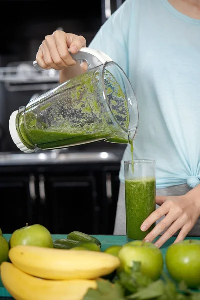 Cortar Vidro Enchimento Feminino Com Smoothie Verde Enquanto Cozinha — Fotografia de Stock