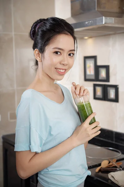 Aziatische Vrouw Met Glas Met Groene Verse — Stockfoto