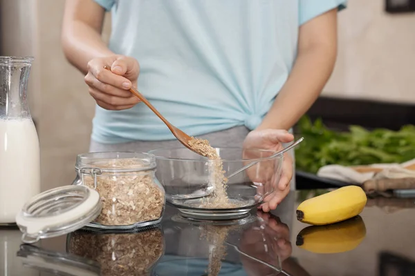 Erntehelferin Verwendet Löffel Haferflocken Schüssel Geben Während Sie Das Frühstück — Stockfoto