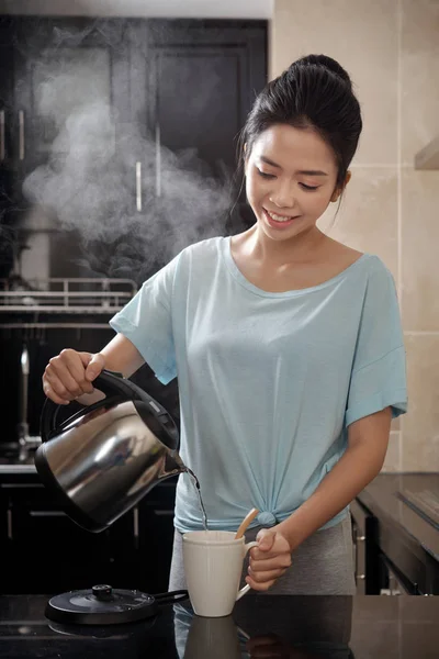 Hübsche Asiatische Dame Lächelt Und Gießt Heißes Wasser Becher Während — Stockfoto