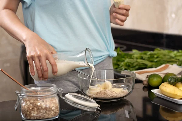 Erntefrau Gießt Frische Milch Schüssel Mit Haferflocken Und Süßer Banane — Stockfoto