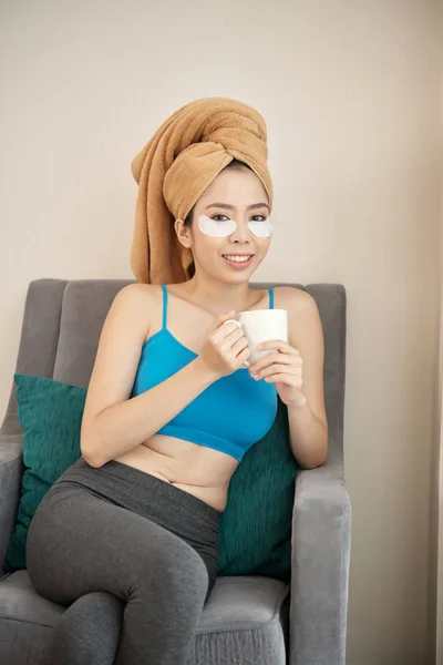 Charmante Femme Asiatique Avec Des Patchs Sous Les Yeux Souriant — Photo