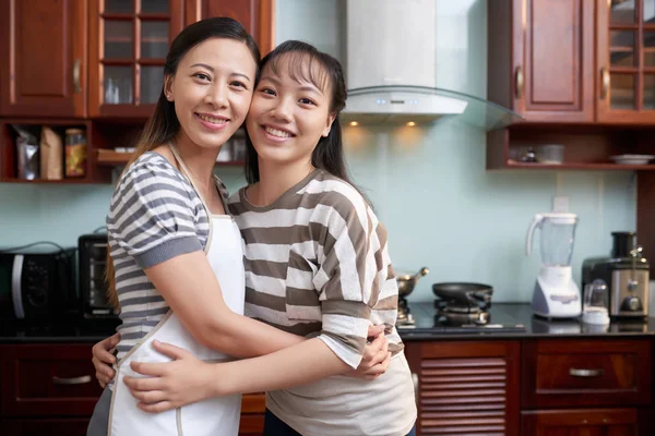 Retrato Mujeres Asiáticas Jóvenes Atractivas Abrazándose Sonriendo Cámara Alegremente Mientras —  Fotos de Stock