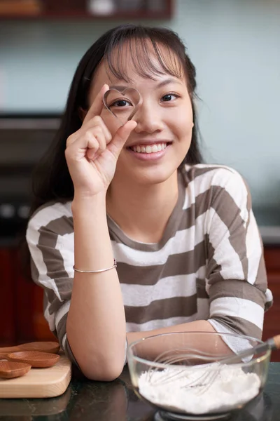 Portret Van Mooi Aziatisch Meisje Glimlachend Camera Vrolijk Terwijl Zittend — Stockfoto