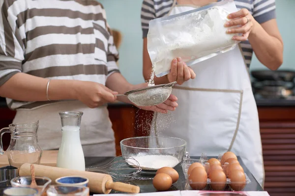 Анонимные Женщины Просеивают Муку Миску Стоя Кухонного Стола Посудой Продуктами — стоковое фото