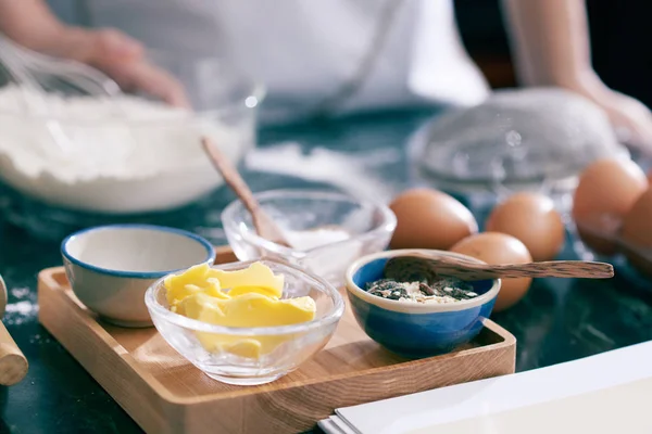 Vista Perto Tigelas Com Farinha Manteiga Ovos Para Massa Biscoito — Fotografia de Stock