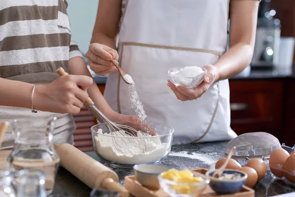 Gewas Shot Van Anonieme Vrouwen Maken Van Cookies Keuken Staande — Stockfoto