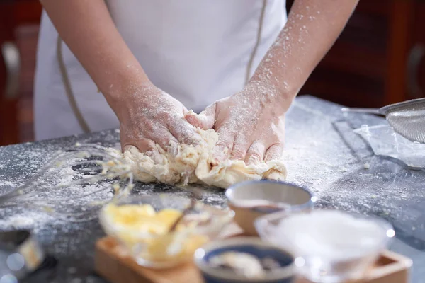 Close Beeld Van Anonieme Vrouw Kneden Koekjesdeeg Keukentafel Bedekt Met — Stockfoto