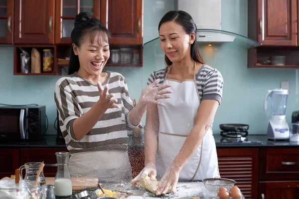 Jóvenes Mujeres Asiáticas Bonitas Amasando Masa Galletas Cocina Casera Limpiando —  Fotos de Stock