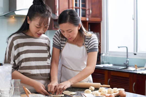 Jonge Aantrekkelijke Aziatische Vrouwen Uitsnijden Van Cookies Van Deeg Met — Stockfoto