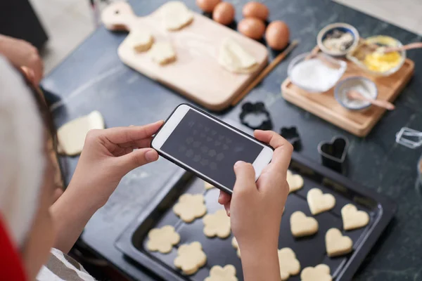 Smartphone Ham Kurabiye Mutfak Masasında Tepsisine Yalan Resmini Alarak Tutan — Stok fotoğraf