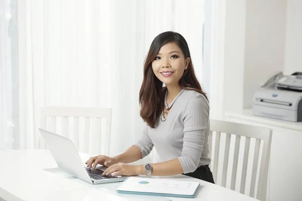 Jovem Mulher Asiática Sentada Com Laptop Mesa Escritório Sorrindo Para — Fotografia de Stock
