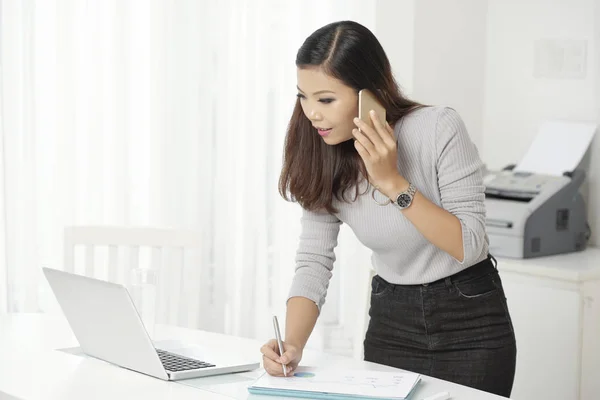 Schöne Asiatische Geschäftsfrau Telefoniert Während Sie Laptop Sieht Und Auf — Stockfoto