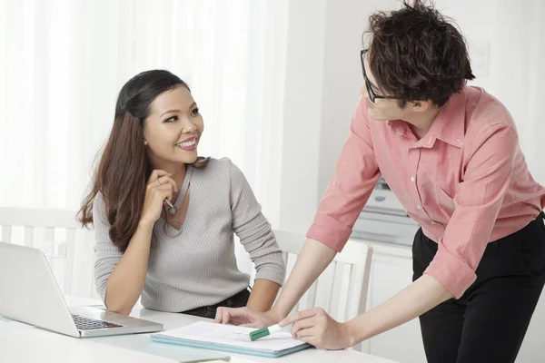 Junge Moderne Asiatische Geschäftsleute Mit Papierbericht Sitzen Tisch Und Arbeiten — Stockfoto