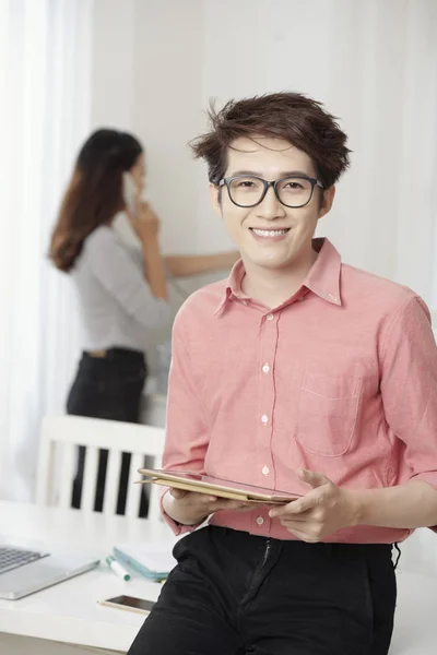 Retrato Jovem Asiático Óculos Com Touchpad Escritório Moderno Sorrindo Para — Fotografia de Stock